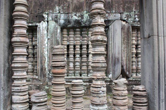 Ta Keo window pillars