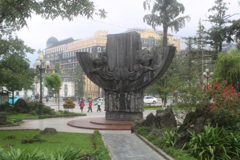 Across Sa Pa Park toward Sun Plaza. The statue is Ho Chi Minh Friendship Monument.