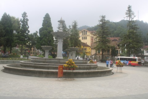 The fountain at Sa Pa Plaza.