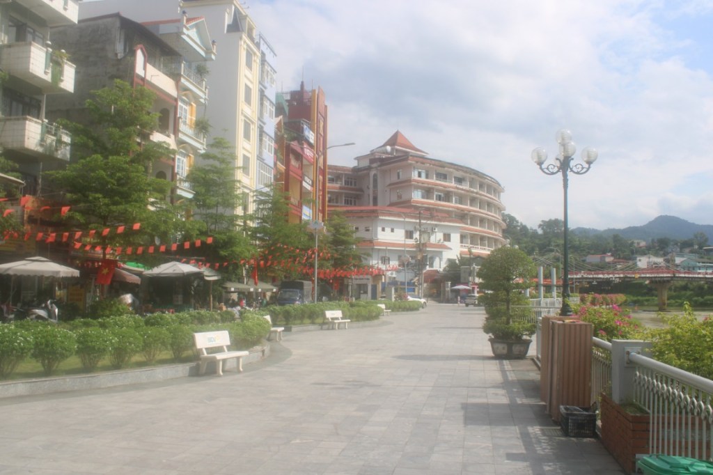 Mid-day: Cao Bang Riverwalk north toward Cau Bang Giang bridge.