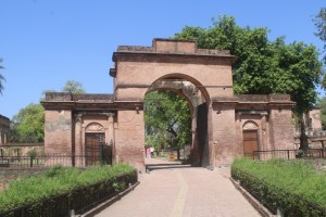 Photograph of a gate at Kothi Gulistan-i-Eram [कोठी गुलिस्तान-ए-इरम] in Lucknow, Madhya Pradesh, India.