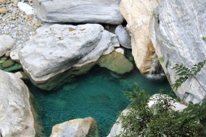Photograph of a green pool surrounded by boulders in Taiwan's Taroko Gorge.