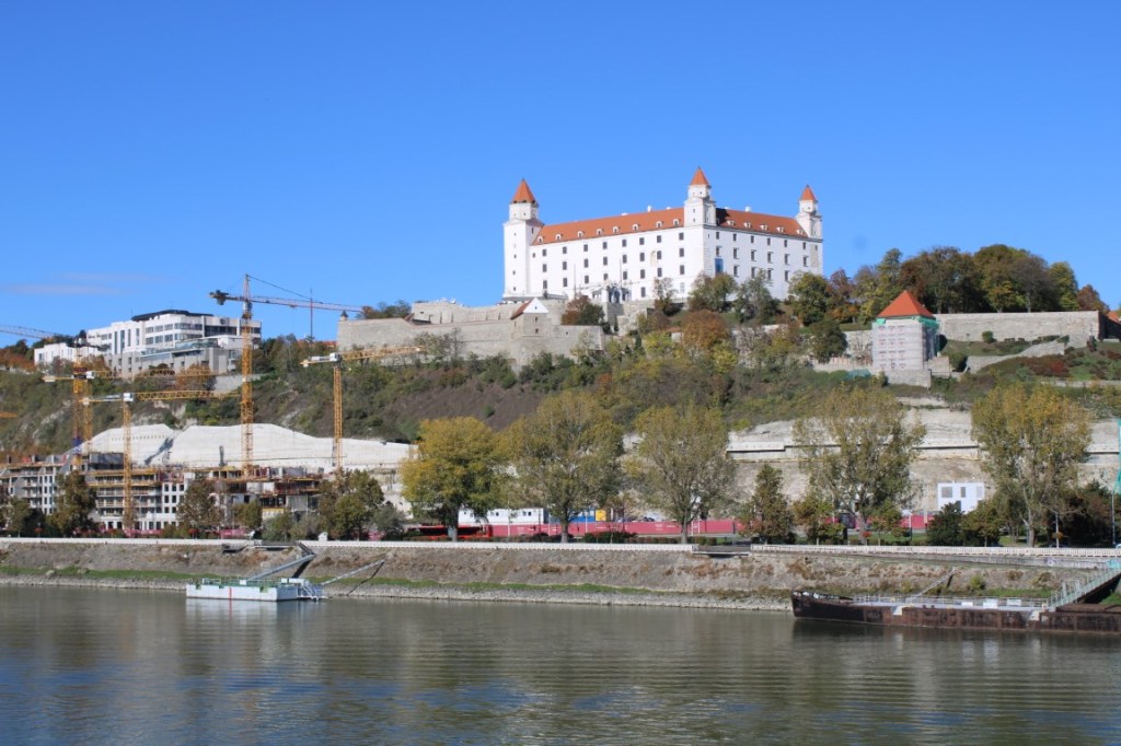 Photograph of the Danube bank with the Bratislava Castle (Bratislavský hrad) above. 