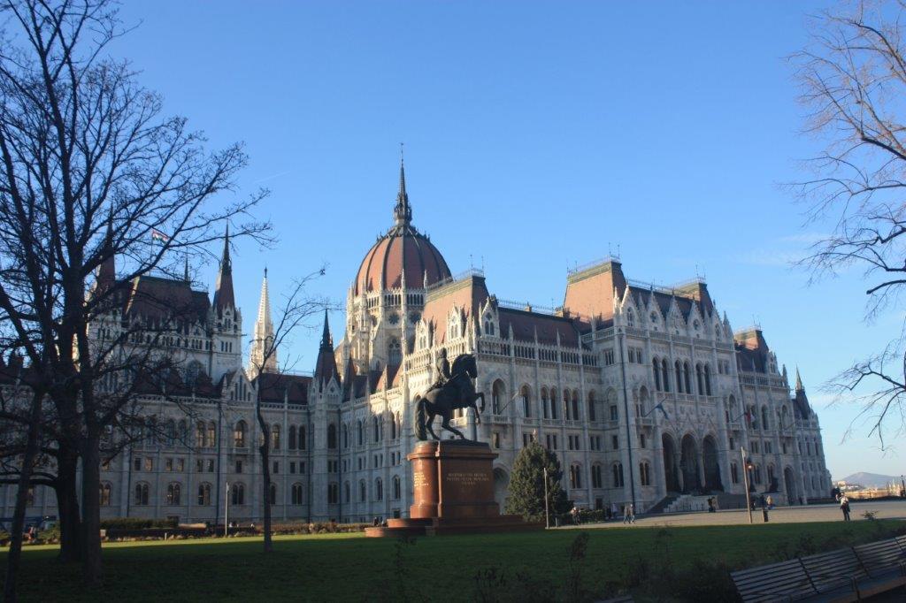Photograph of the Hungarian National Parliament (Országház) taken on the Kossuth Lajos tér side.