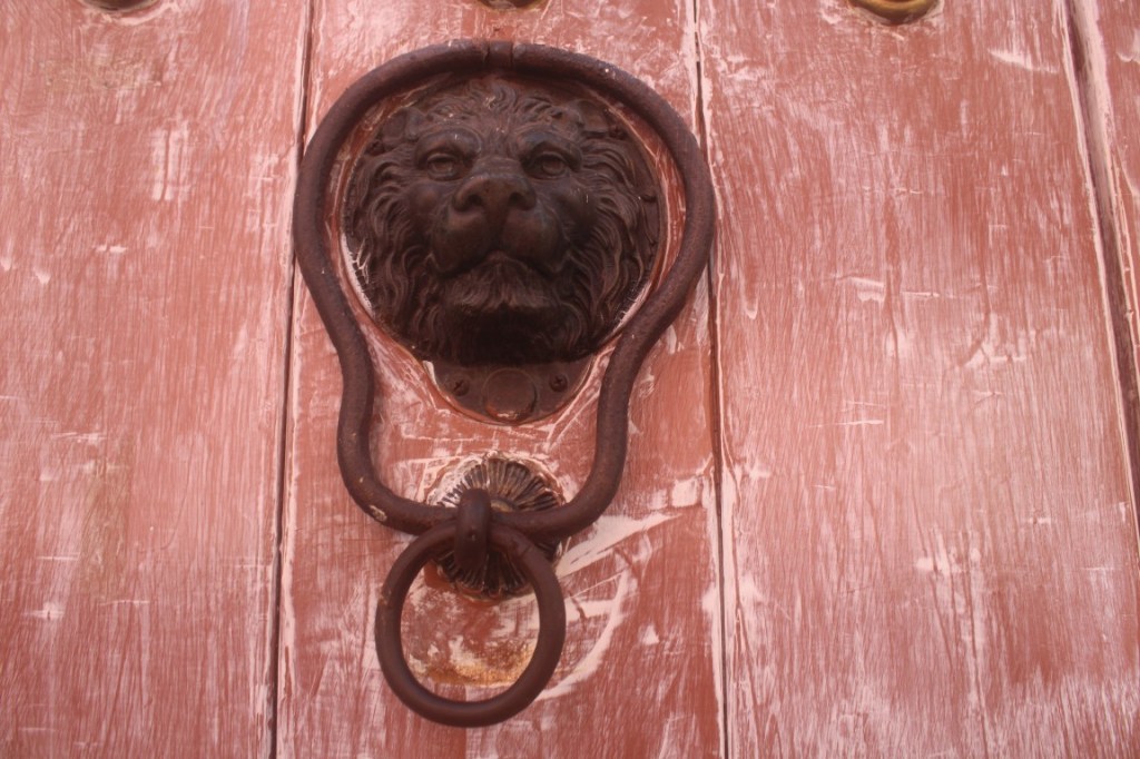 Photograph of a lion head door knocker taken in Cartagena, Colombia.