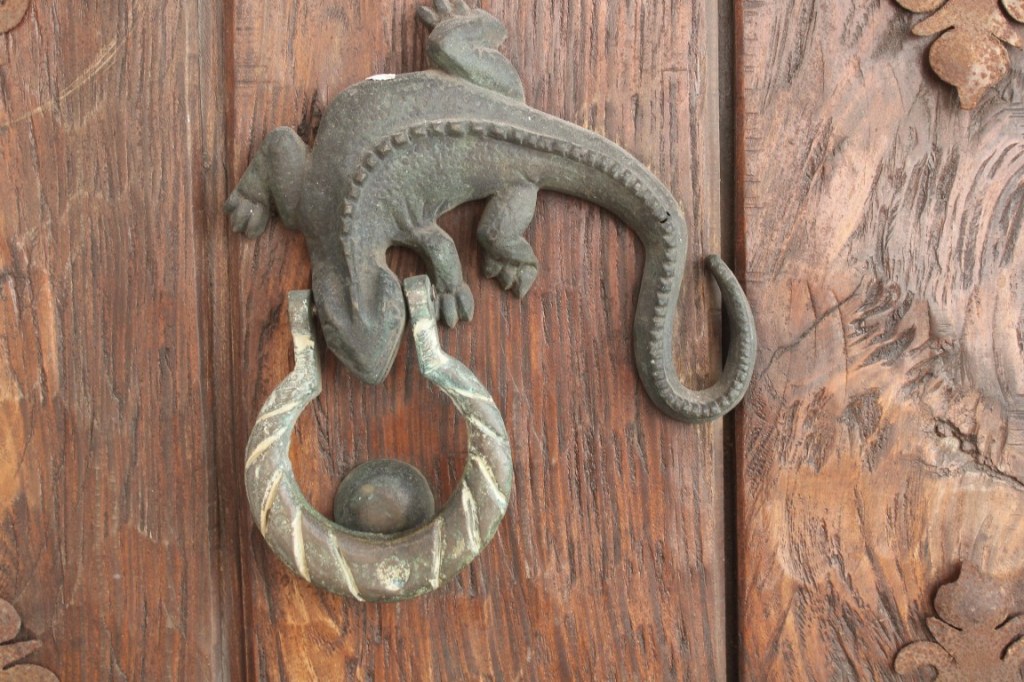 Photograph of a reptilian doorknocker taken in Cartagena, Colombia.