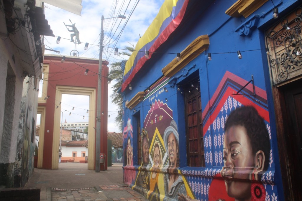 Photograph of a back alley in La Candelaria, Bogota.